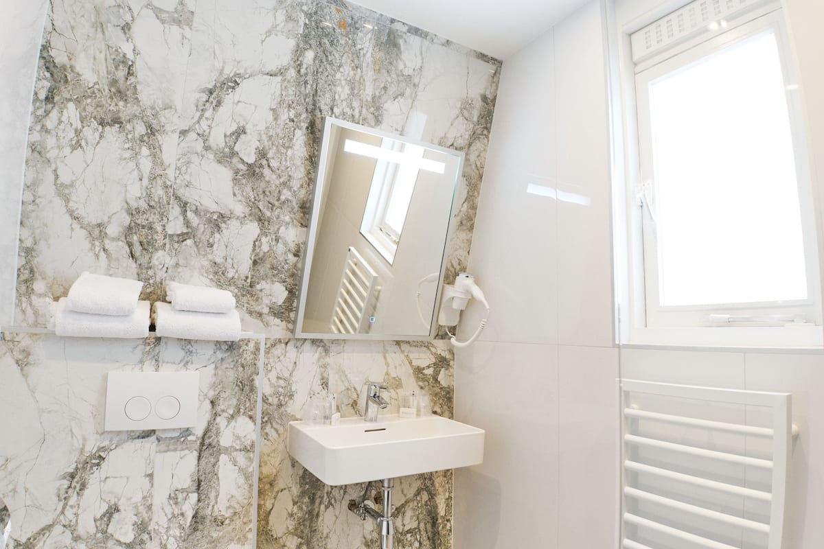 Een bad/douchecombinatie, gratis toiletartikelen, badjassen, handdoeken