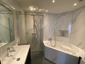 King Suite with Spa Bath | Down comforters, in-room safe, desk, soundproofing