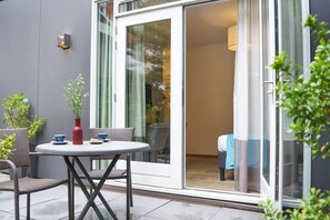 Deluxe-herbergi með tvíbreiðu rúmi - 1 meðalstórt tvíbreitt rúm - verönd (Ground Floor) | Dúnsængur, öryggishólf í herbergi, skrifborð, hljóðeinangrun