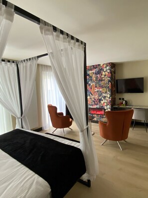 King Suite with Spa Bath | Down duvets, in-room safe, desk, soundproofing