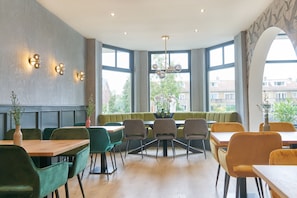 Breakfast and dinner served  - Alp de Veenen Hotel (Amstelveen)
