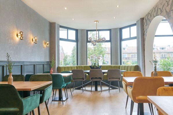 Breakfast and dinner served, al fresco dining 