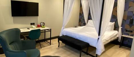 King Suite with Spa Bath | Down comforters, in-room safe, desk, soundproofing