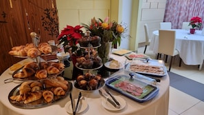 Daily continental breakfast (GBP 15.00 per person)