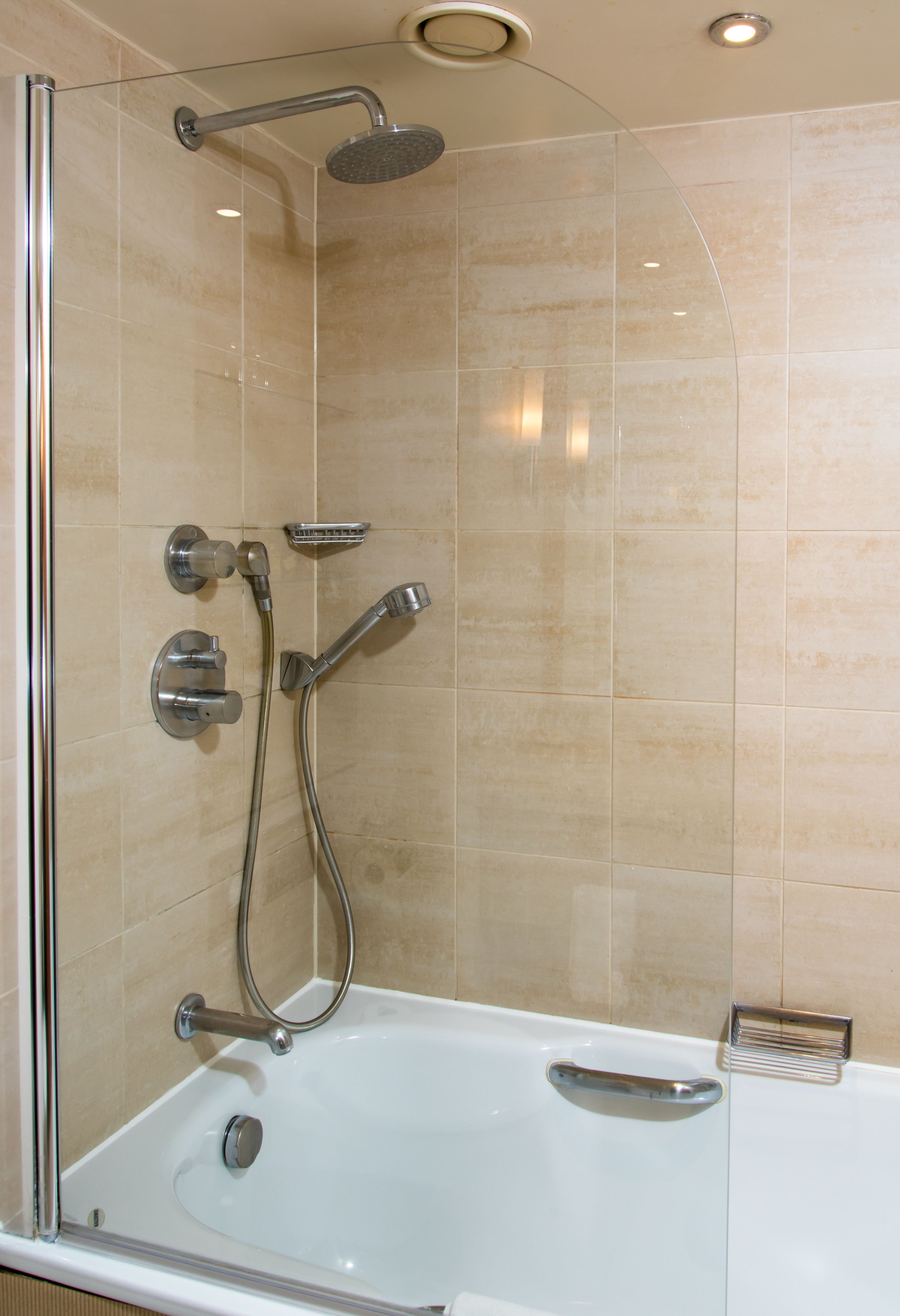 family suite | bathroom | combined shower/bathtub, free toiletries, hair dryer, towels
