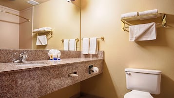 Combined shower/bathtub, free toiletries, hair dryer, towels