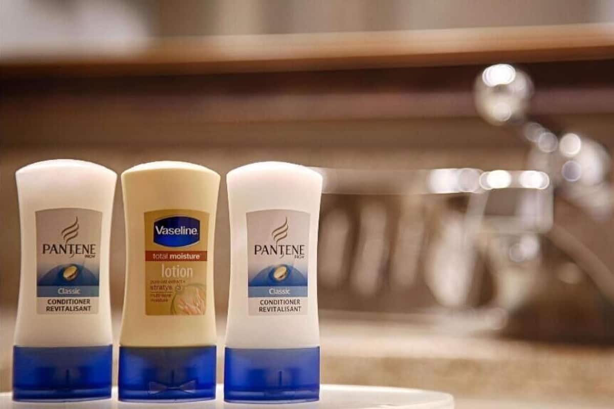 Badkamervoorzieningen | Een bad/douchecombinatie, gratis toiletartikelen, een haardroger