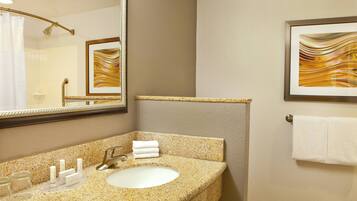 Combined shower/bathtub, free toiletries, hair dryer, towels