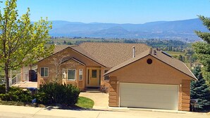 Front of property - Acker Vacation Homes & Suites (Kelowna)