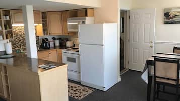 Deluxe Suite, 2 Bedrooms, Kitchen, Lake View | Private kitchen | Microwave, coffee/tea maker, electric kettle