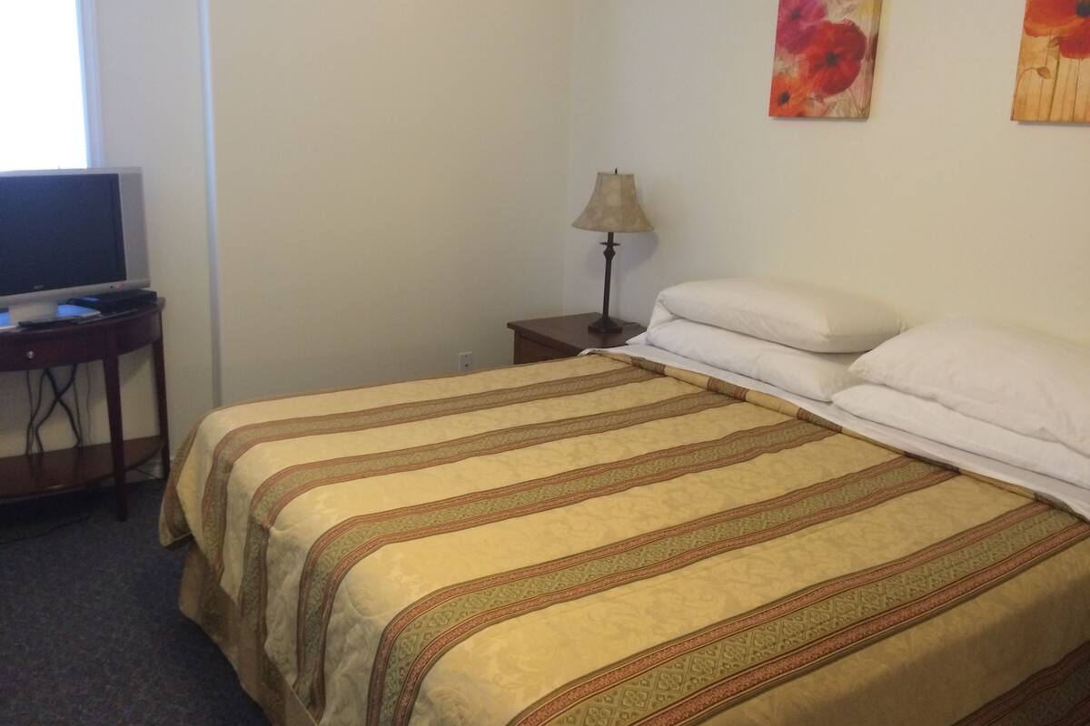 Egyptian cotton sheets, premium bedding, pillowtop beds, desk