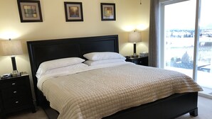 Panoramic Room, 1 King Bed, Balcony, Lake View | Egyptian cotton sheets, premium bedding, pillowtop beds, desk - Acker Vacation Homes & Suites (Kelowna)