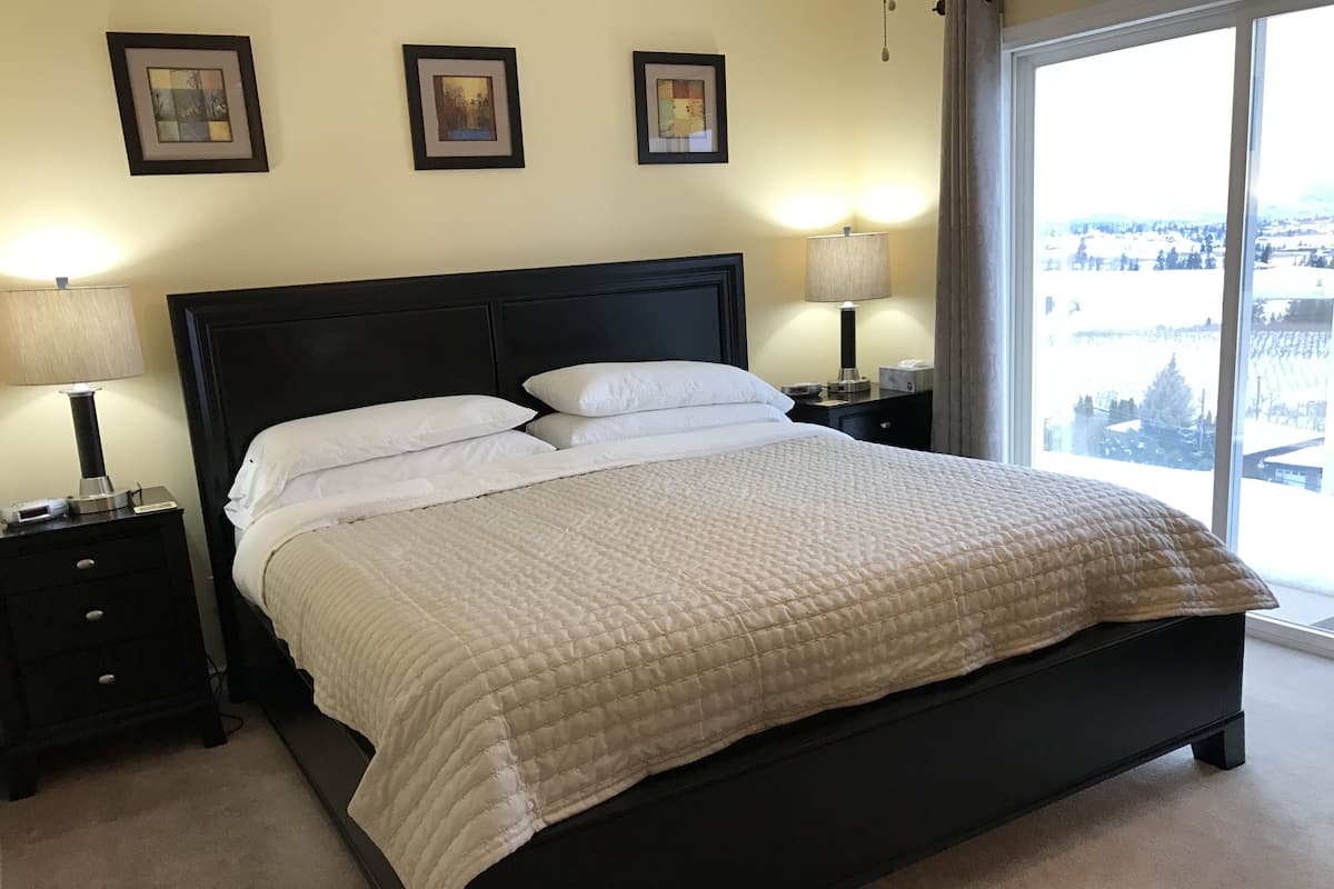Habitación panorámica, 1 cama de matrimonio grande, balcón, vistas al lago | Sábanas de algodón egipcio y ropa de cama de alta calidad