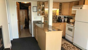 Deluxe Suite, 2 Bedrooms, Kitchen, Lake View | Private kitchen | Coffee/tea maker, microwave, electric kettle - Acker Vacation Homes & Suites (Kelowna)