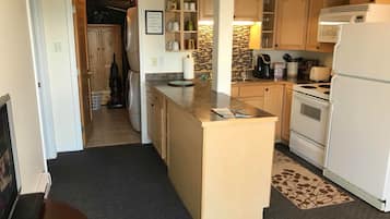 Deluxe Suite, 2 Bedrooms, Kitchen, Lake View | Dapur peribadi | Ketuhar gelombang mikro, pembancuh kopi/teh, cerek elektrik