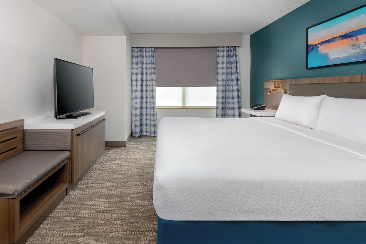 Suíte júnior, 1 cama King | Roupas de cama premium, escrivaninha, quartos à prova de som