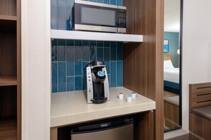 A kitchenette with a microwave, a coffee machine, and a dishwasher. - Hilton Garden Inn Buffalo Airport (Buffalo)
