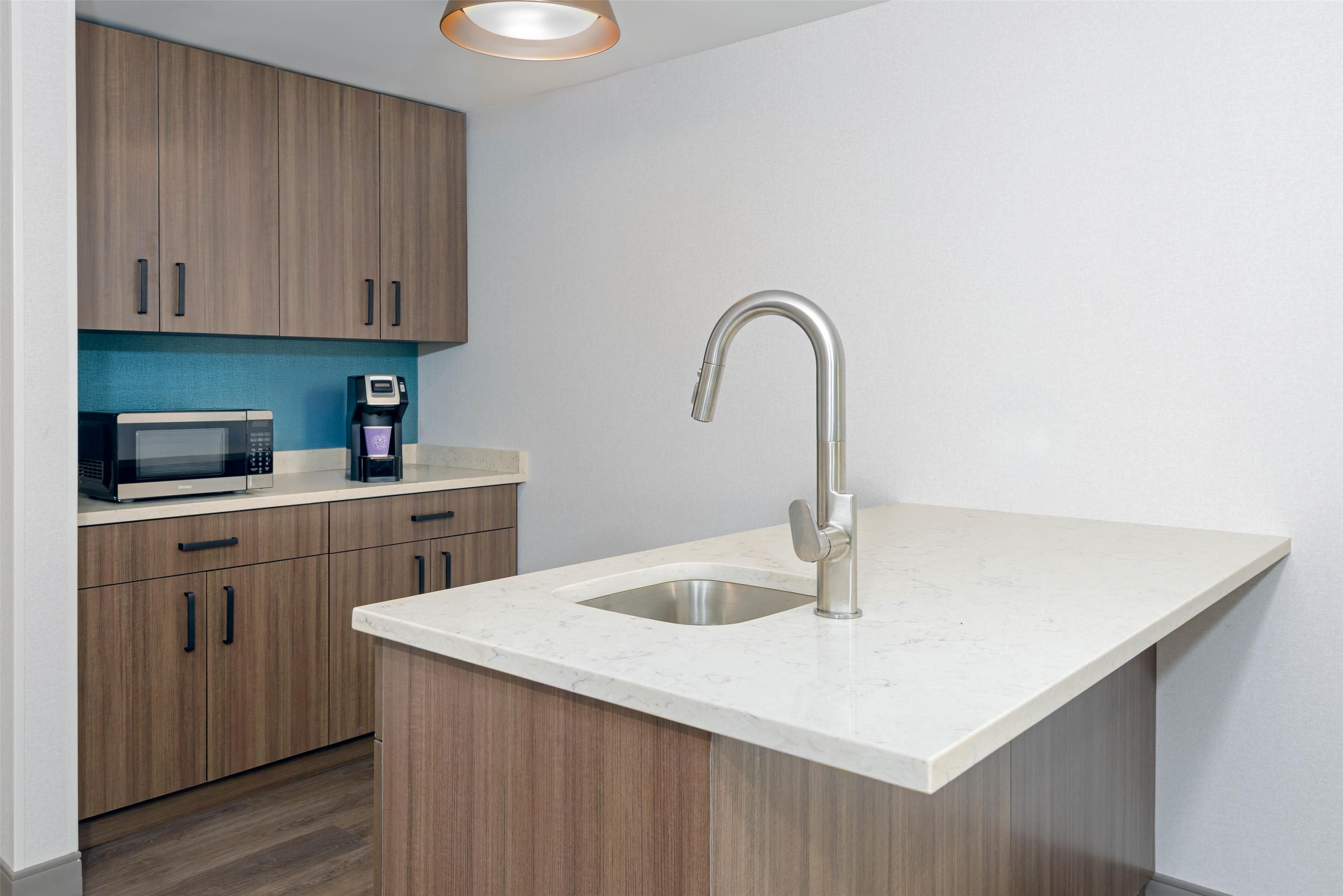 deluxe suite, 1 king bed, accessible (roll-in shower) | minibar