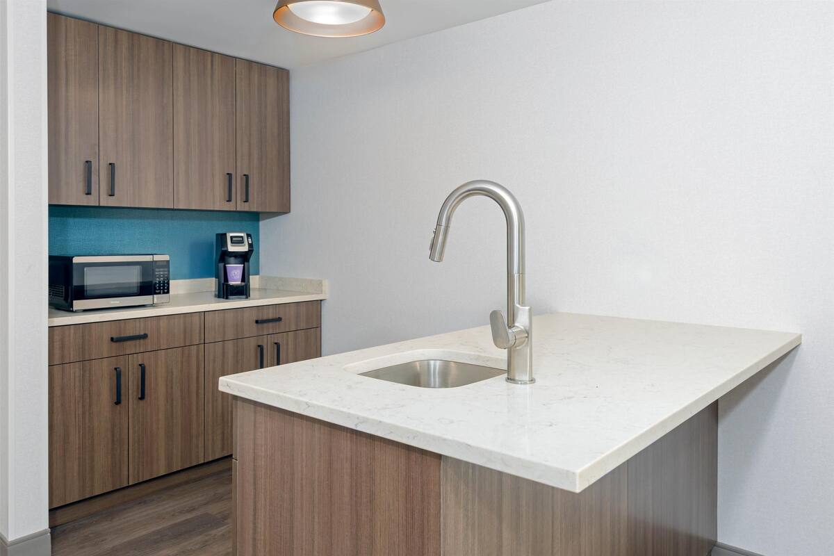 deluxe suite, 1 king bed, accessible (roll-in shower) | minibar