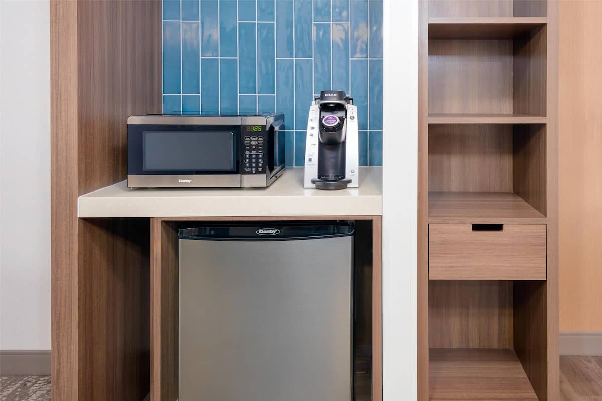 Hochwertige Bettwaren, Schreibtisch, schallisolierte Zimmer