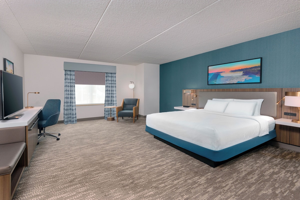 Quarto, 1 cama King, acessível, banheira | Roupas de cama premium, escrivaninha, quartos à prova de som
