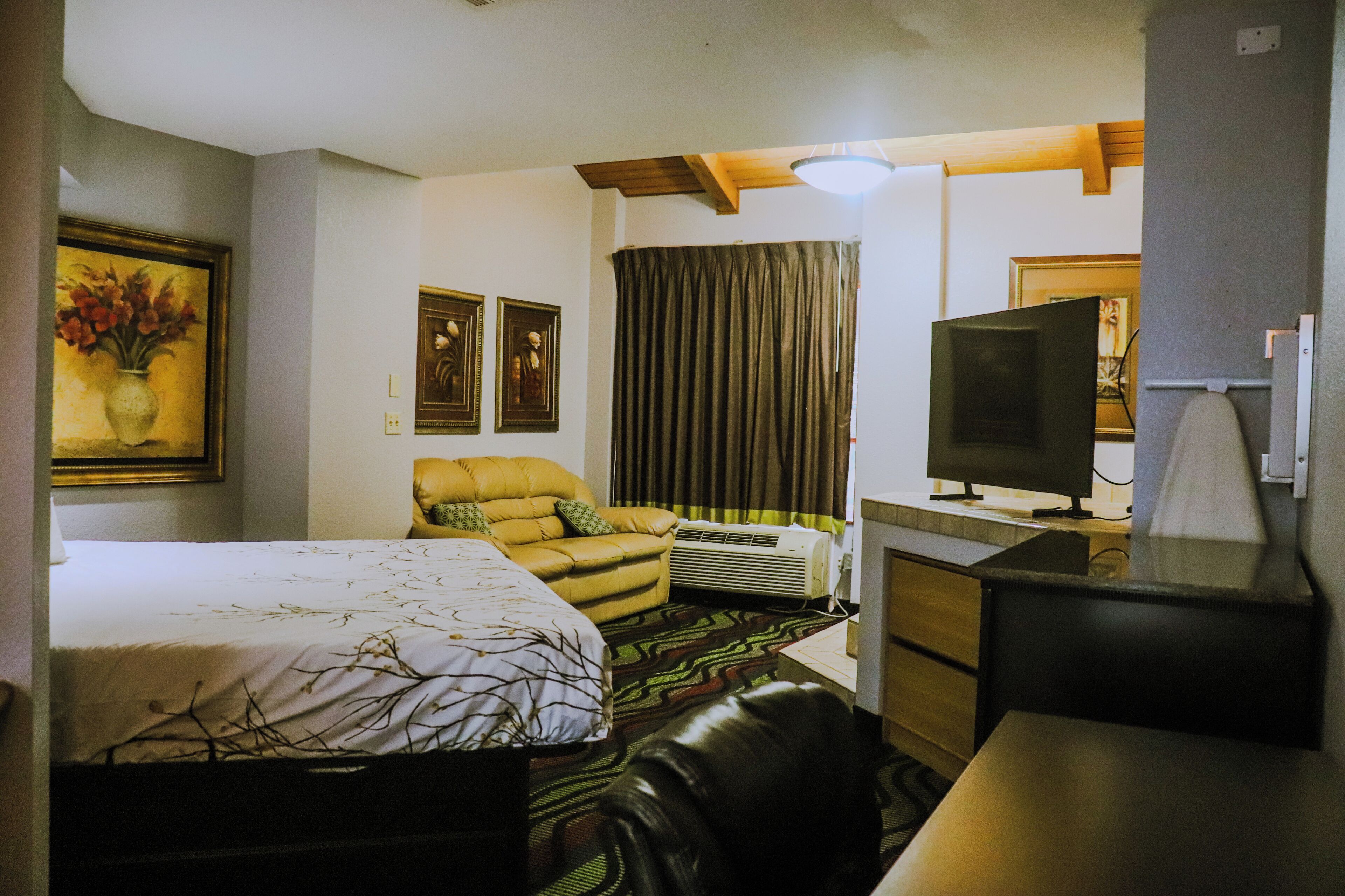 Executive Suite, 1 King Bed, Jetted Tub | Desk, soundproofing, iron/ironing board, rollaway beds