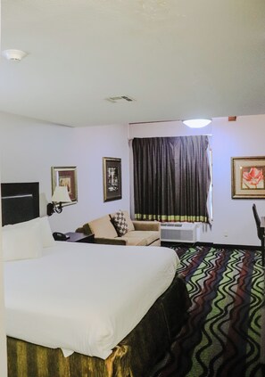 Suite estándar, 1 cama King size | Escritorio, insonorización, tabla de planchar con plancha y camas extra 