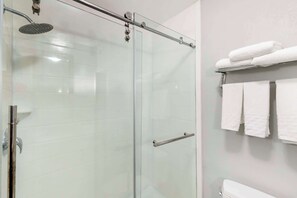 Duschwanne, kostenlose Toilettenartikel, Haartrockner, Handtücher
