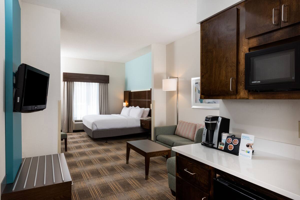 suite, 1 king bed | desk, laptop workspace, blackout curtains, iron/ironing board