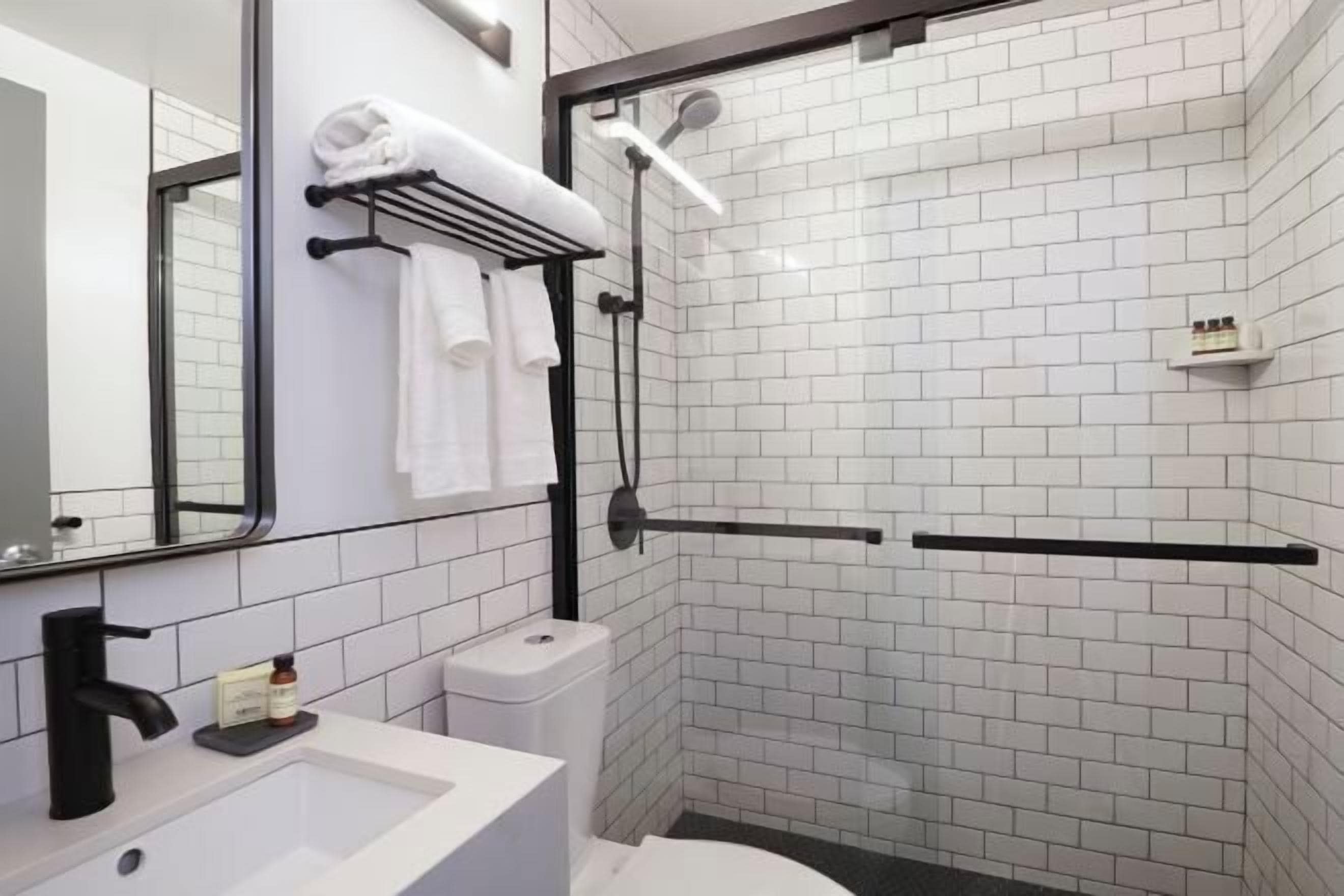 Bathroom | Combined shower/tub, free toiletries, hair dryer, slippers