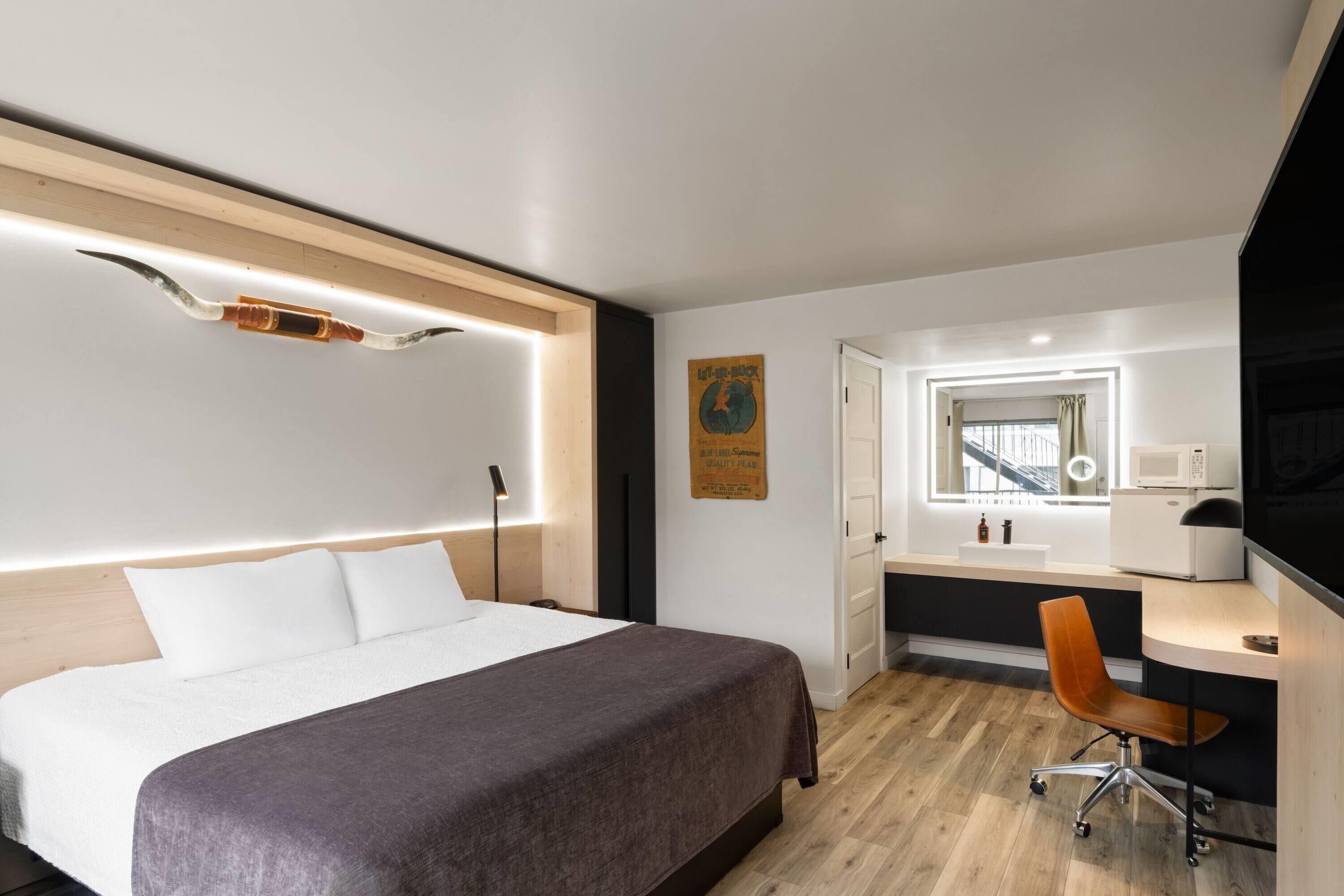 Room, 1 King Bed, Non Smoking | Individually decorated, individually furnished, desk, laptop workspace