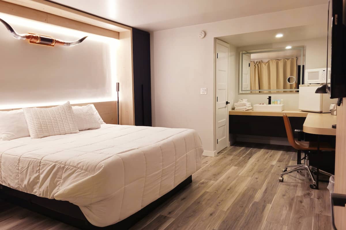 Room, 1 King Bed, Non Smoking | Individually decorated, individually furnished, desk, laptop workspace