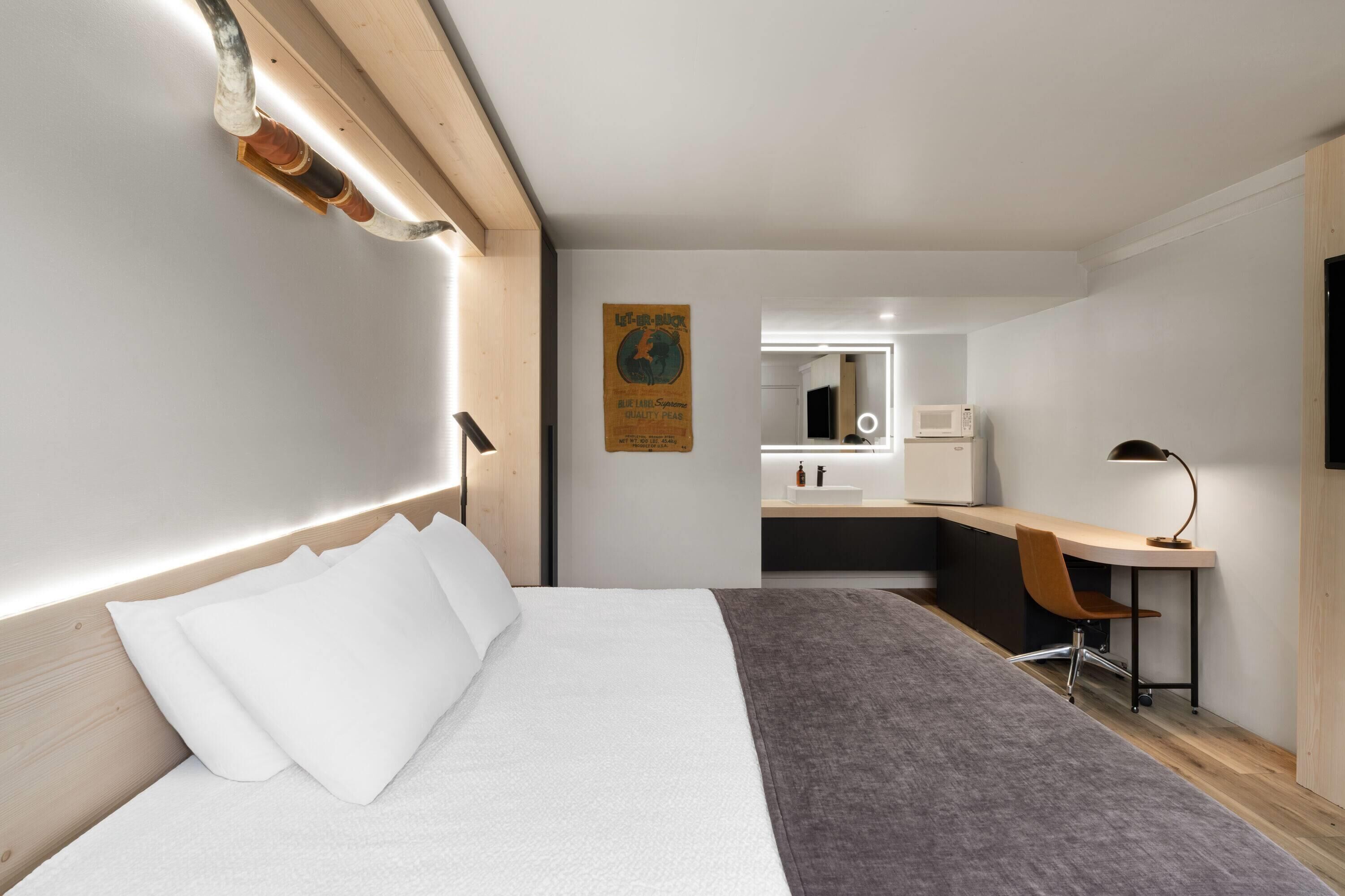 Room, 1 King Bed, Non Smoking | Individually decorated, individually furnished, desk, laptop workspace