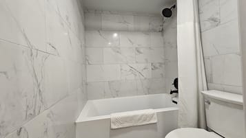 Combined shower/bathtub, deep-soaking bathtub, free toiletries