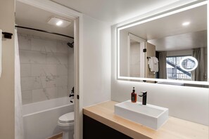 淋浴/浴缸二合一、全浸式浴缸、免費盥洗用品、吹風機