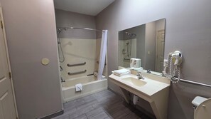 Habitació estàndard, 2 llits de matrimoni, accessible, no fumadors | Bany | Combinació de dutxa i banyera i articles de tocador gratuïts 