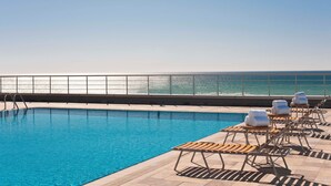 Indoor pool, seasonal outdoor pool, free pool cabanas, pool umbrellas - Renaissance by Sulo (Aktau)