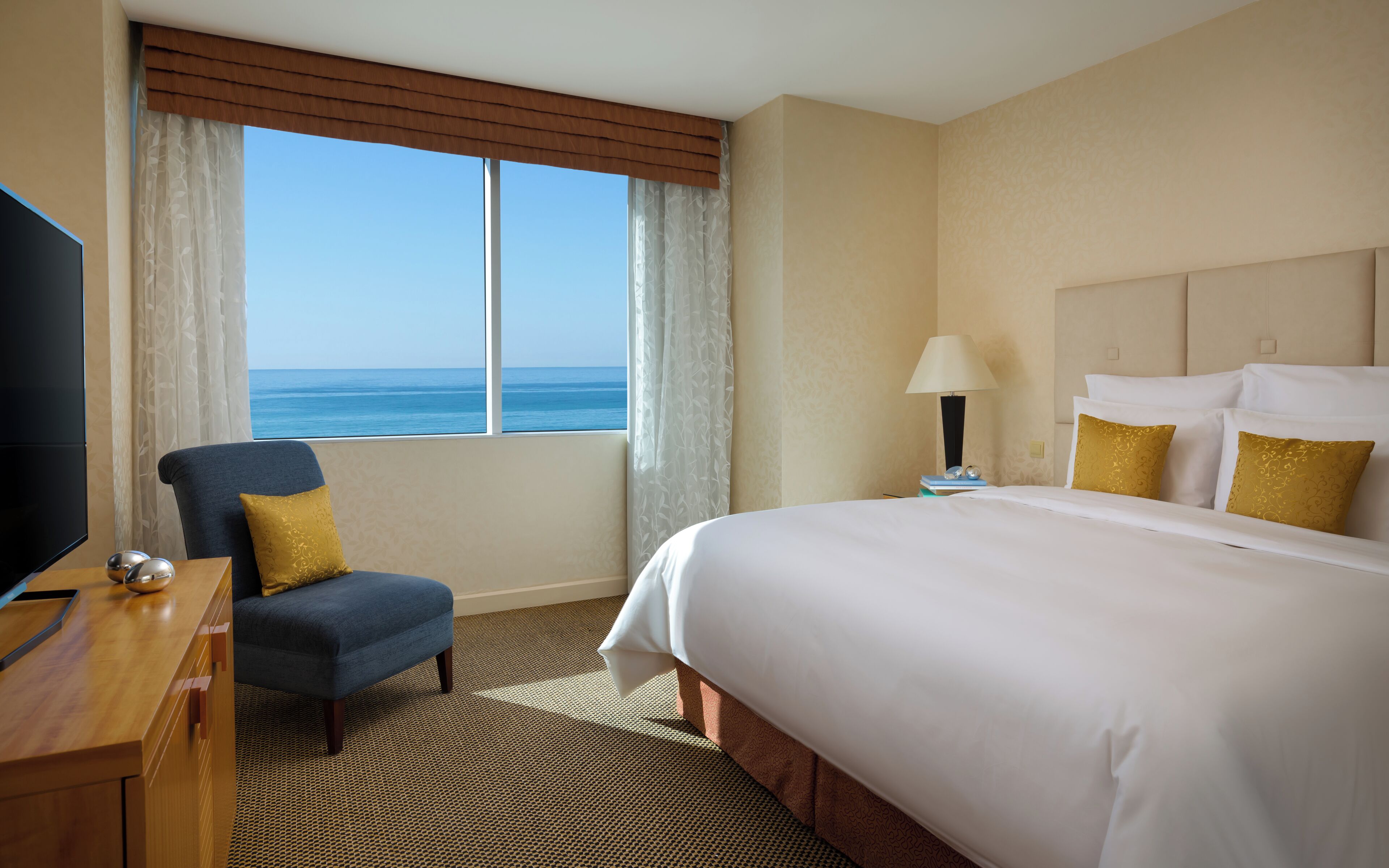 ミニバー、セーフティボックス (室内)、デスク、防音設備