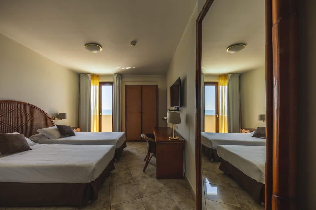 Superior tweepersoonskamer | 1 slaapkamer, een minibar, een kluis op de kamer, een bureau