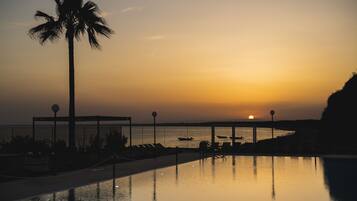 Außenpool, geöffnet von 09:30 Uhr bis 19:00 Uhr, Liegestühle