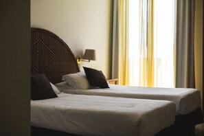 Superior Twin Room | Minibar, in-room safe, desk, iron/ironing board - Hotel Ara Solis (Taranto)