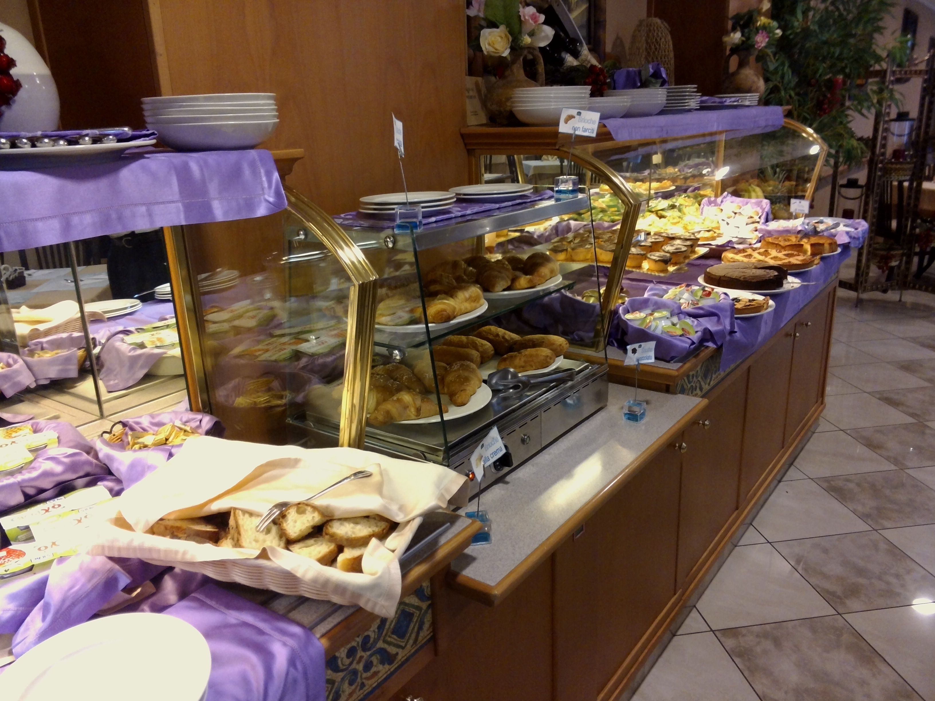 Tägliches Frühstücksbuffet (10 EUR pro Person)