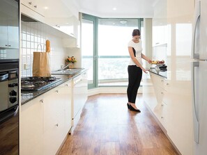 Căn hộ Premium, 2 phòng ngủ | Bếp riêng | Tủ lạnh, lò vi sóng, lò nướng, bếp nấu 
