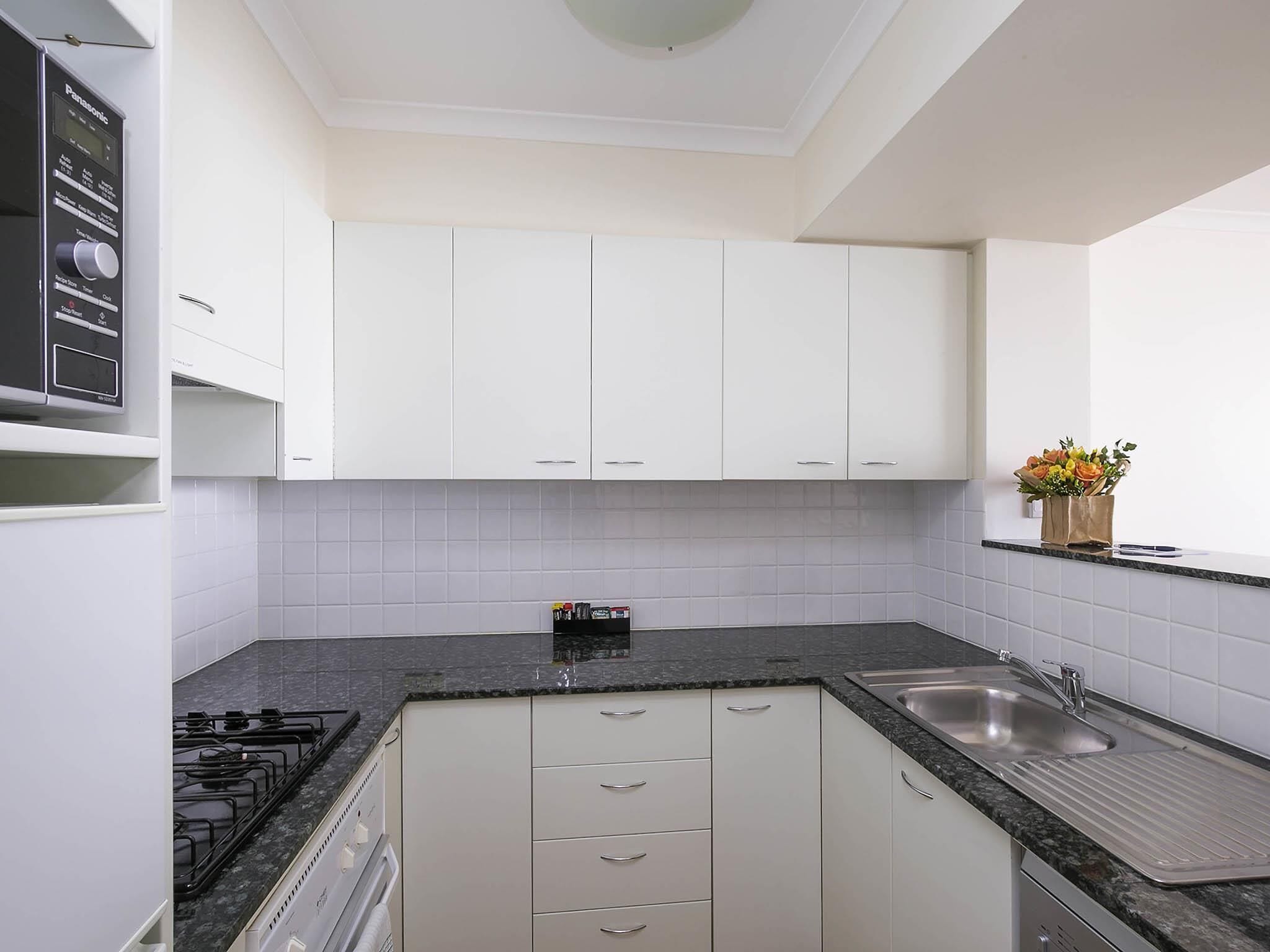1 habitación, caja de seguridad en la habitación y escritorio 