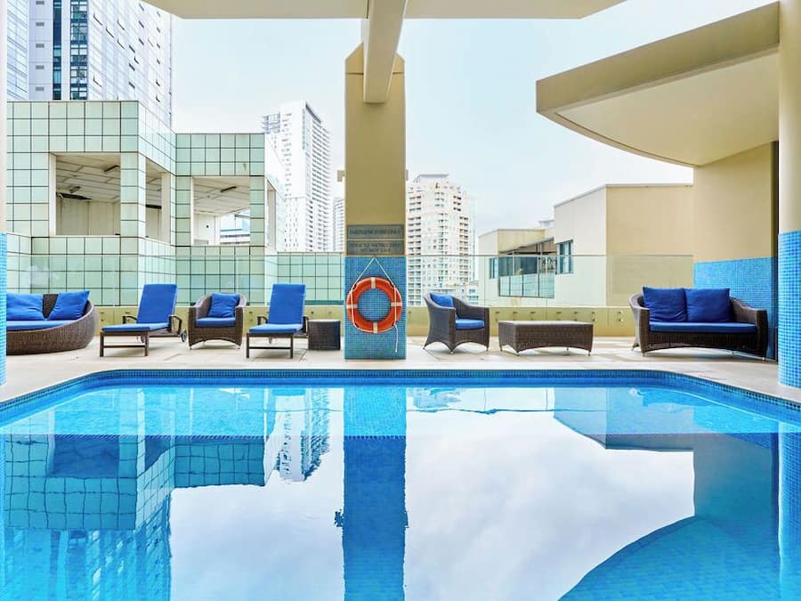 Utendørsbasseng og solsenger