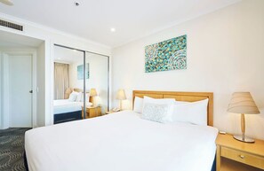 1 habitación, caja de seguridad en la habitación y escritorio 