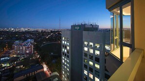Un edificio alto con varios pisos, ventanas grandes y una señal visible que dice "sage".