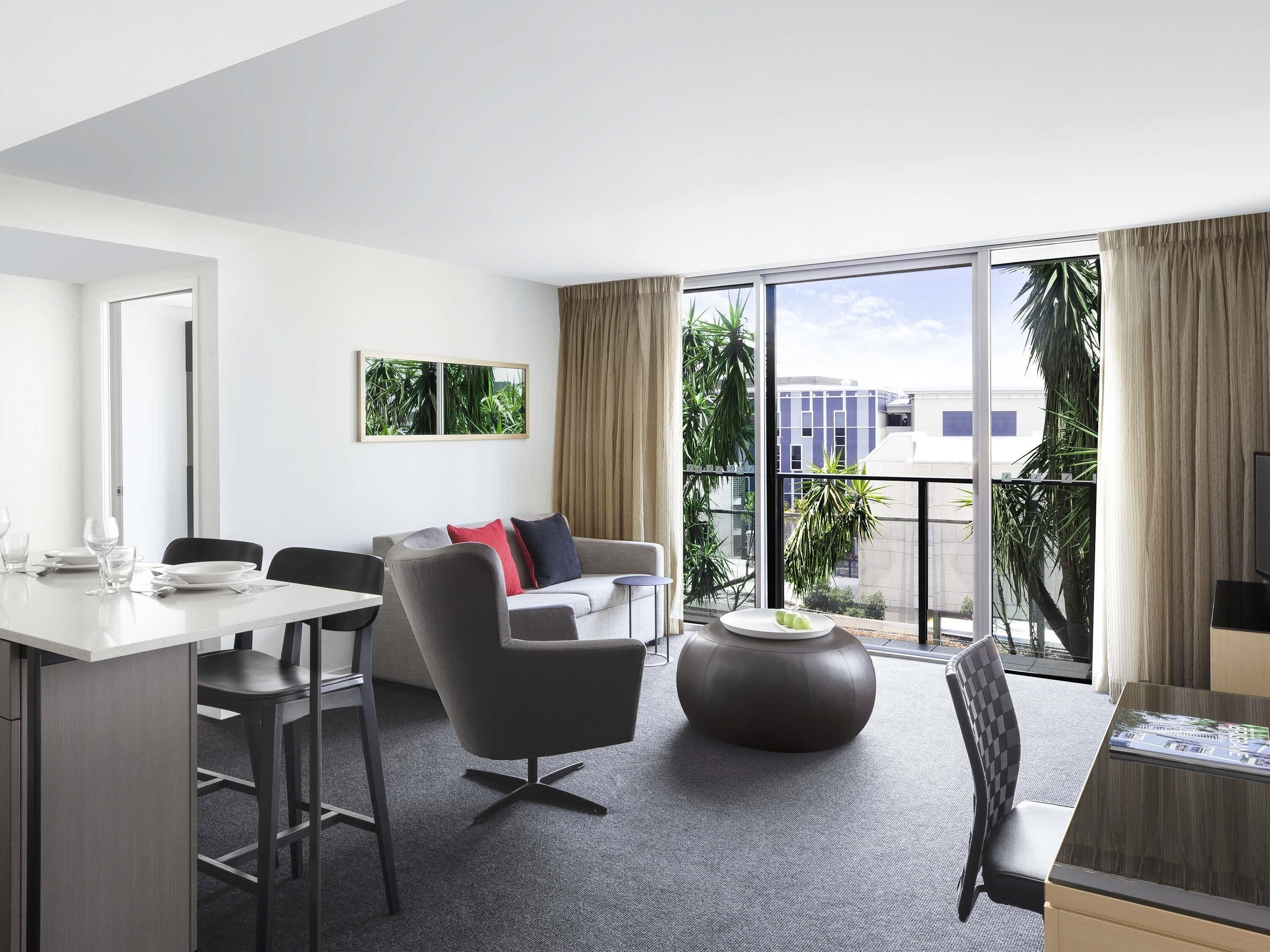 Huone, 1 makuuhuone | Tallelokero huoneessa, työpöytä, pimennysverhot, silitysrauta/-lauta