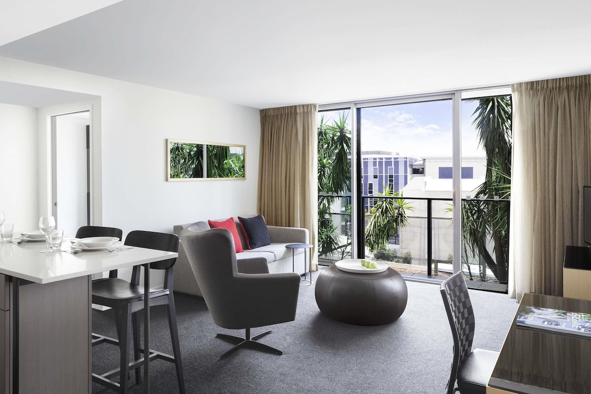 Huone, 1 makuuhuone | Tallelokero huoneessa, työpöytä, pimennysverhot, silitysrauta/-lauta