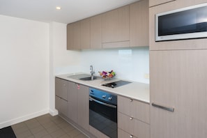Fridge, coffee/tea maker